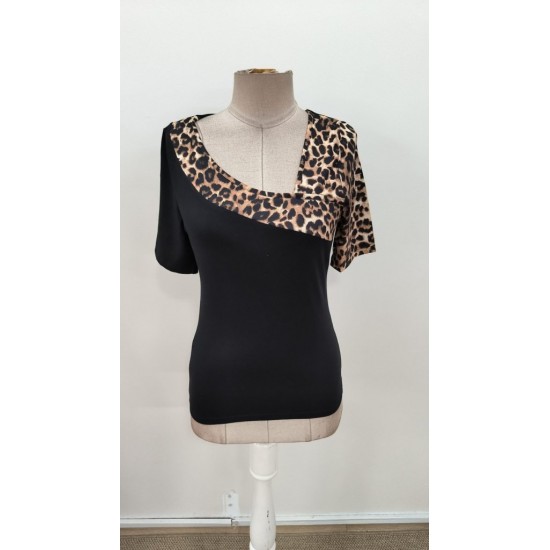 Kadın Kısa Kollu Asimetrik Kesim V Detaylı Leopar Desenli Viskon Bluz, 31153 Kadın Kısa Kollu Asimetrik Kesim V Detaylı Leopar Desenli Viskon Bluz, 31153